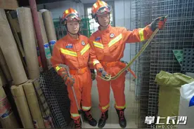 好吓人！空调孔里冒出一条菜花蛇……图片