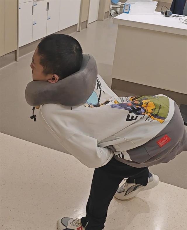 00后“折叠男孩”4次手术打开身体