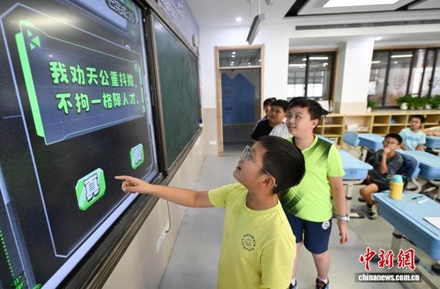 浙江杭州：AI体验丰富孩童暑期生活