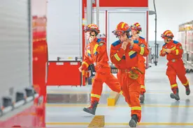致敬！国庆假期，他们坚守在岗位一线图片