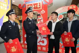 安徽颍上：情暖回家路 民警送祝福图片