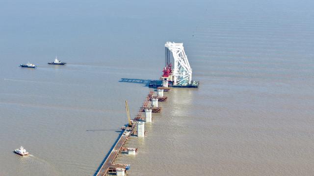 “世界梁王”就位！杭州湾跨海铁路大桥完成首孔超大箱梁架设