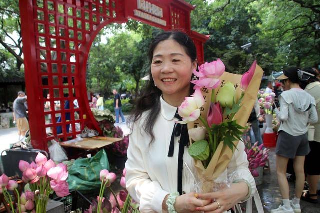 江苏苏州：荷花市集热闹非凡