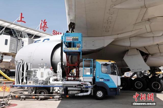 机坪最高温近60℃ 上海机场人辛勤坚守保障旅客顺畅出行
