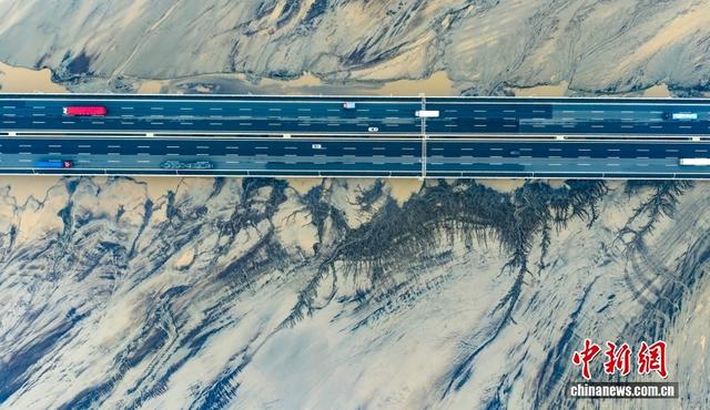 钱塘江滩壮美“潮汐树”景观 宛如水墨画