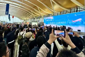 浦东机场变身音乐厅，中外旅客纷纷举起手机：这就是上海！图片