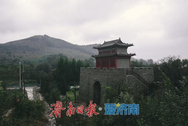一年四季 泉在济南丨千年雄关展英姿，齐长城锦阳关段雨中如“巨龙蛰伏”