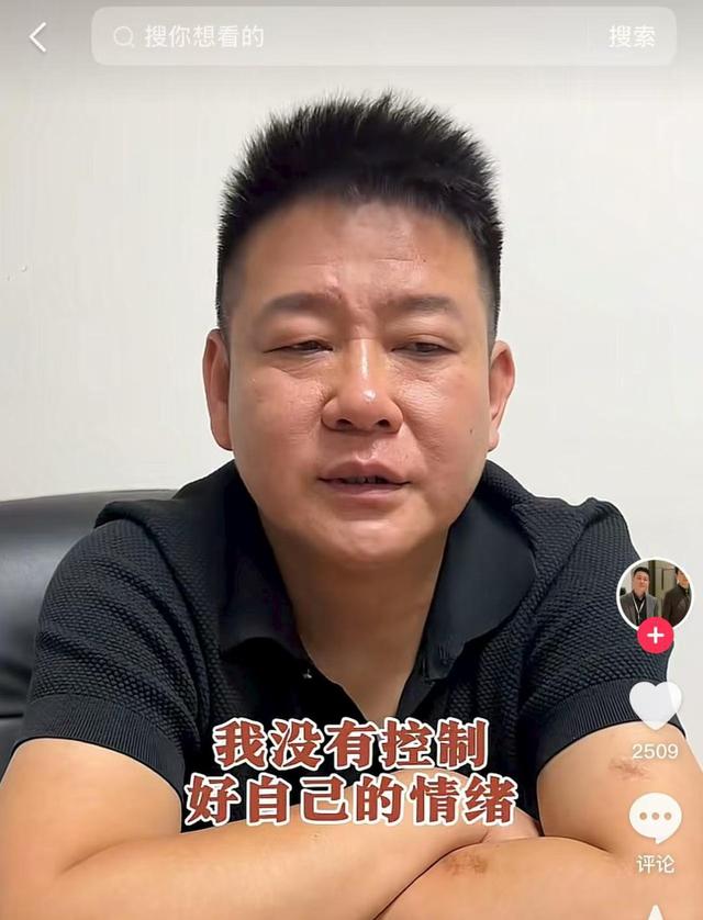 “续面事件”面馆关灯关门，门口大量群众围观，此前老板称顾客“七匹狼”引争议后致歉