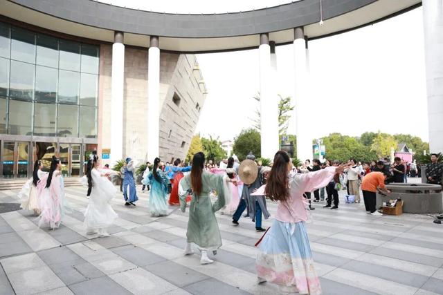 双十一狂欢！龙虎山开启秋日人从众火热模式！