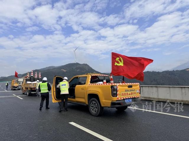 有执念！柳州这个森林公园变身“冰雪王国”，紧急封路也要走上去！