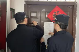 拆铁门、清堆物，“组合拳”打通楼道“生命通道”图片