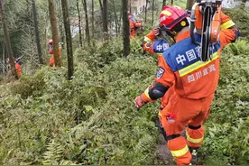 消防连夜搜救四川筠连县山体滑坡失联人员！现场直击→图片