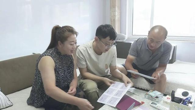 2025年首批高考录取通知书火热派送中