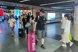 拖着大箱小包逛街的苦恼何解？上海地铁试点行李寄存，首批共十多个点位图片