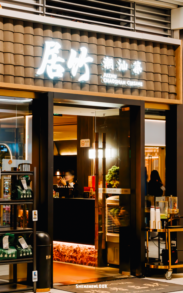 下暴雪的「圣诞小镇」开了！12米泡泡玛特圣诞树亮灯