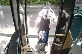 青岛公交人温情瞬间：“您和孩子先上车，车子我来搬！”图片