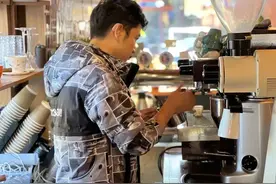 在北锣鼓巷这间无声咖啡店，微笑可以代替语言图片