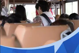 C视频·问政四川丨成都公交车上搭售旅游纪念品，公交公司营销新招引争议图片