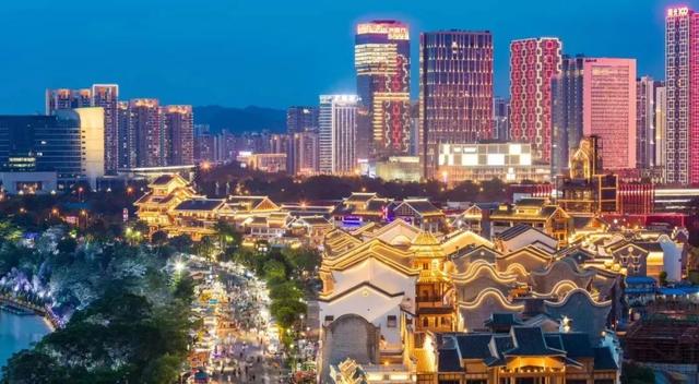 坐上公交游八桂 一路繁花一路景
