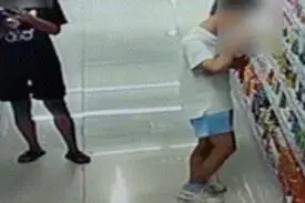 为盗取“再来一瓶”瓶盖，2名男子拧开超市73瓶饮料又放回，已被抓图片