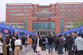 宝鸡文理学院举办2024届毕业生“访企拓岗、职为你来”春季综合类校园就业洽谈会图片