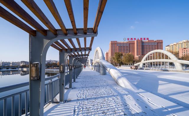 初冬夜落雪 悄染关川河