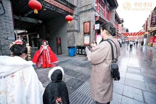 古韵味+新场景 外国朋友走进“津门故里”感受老街的焕新魅力