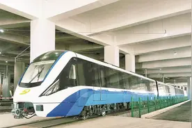 东莞轨道1号线首列车抵达东莞 采用“火箭头”设计图片