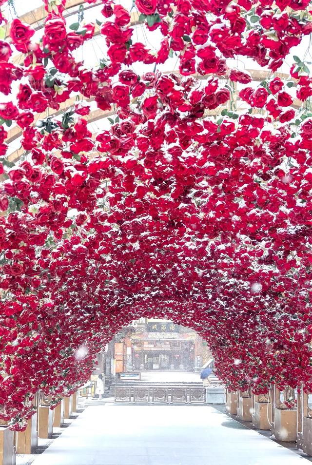 来这个小城看雪泡温泉，美哭了！