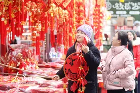 四川绵阳：龙年饰品走俏图片