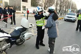 粗心考生紧急求助 宝鸡交警火速驰援图片