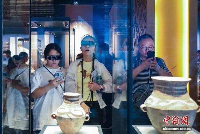 青海省博物馆迎来暑期参观热