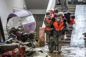 暴雨前的撤离｜4月24日，武警韶关支队协助向外转运群众600余人图片