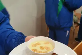 DeepSeek眼中，广州的中学饭堂竟是这样的！图片