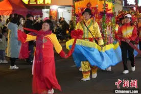 （新春走基层）福建上杭：非遗民俗大巡游 敲锣打鼓年味浓图片