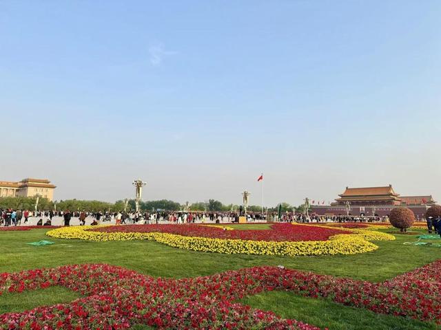 早安北京！来看朝霞中的天安门