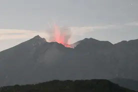 日本樱岛火山发生“爆炸性”喷发图片