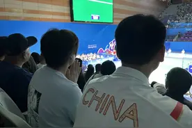 独家！记者和陈雨菲父母一起观赛，他们为国羽女团鼓劲：姑娘们，从头再来！图片