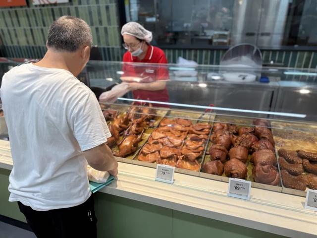 「贵妇超市」，正在变成「穷鬼食堂」？