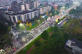 1.5万余名跑友角逐宜宾长江马拉松图片