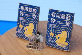 你还在“葛优瘫”或是伏案低头吗？这些有问题的姿势会引起脊柱曲度变化！骨科医生来支招图片