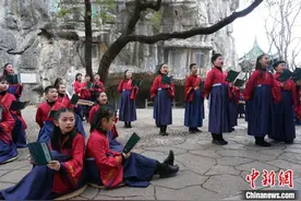 （新春走基层）广西桂林：游客沉浸式体验春节非遗民俗过大年图片