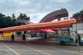 中考考点外，武汉城管连夜安装宽大雨棚图片