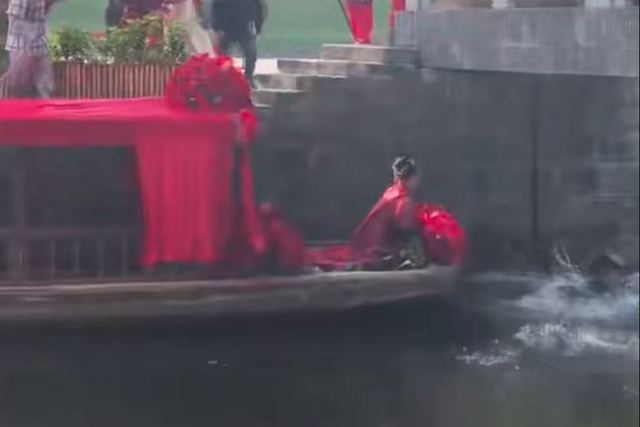 广西桂林灵渠景区花船巡游，扮“秦始皇”演员落水 景区回应：已获救，人没事