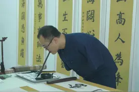 无臂小伙口书精彩人生图片