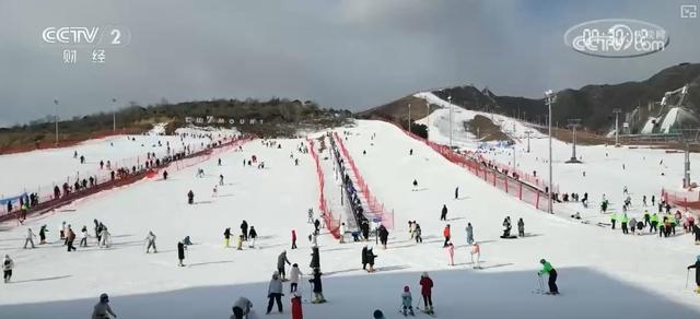 “夜滑”“景+滑”“剧+滑”跨界融合 “一站式”冰雪体验点燃冰雪消费热引擎