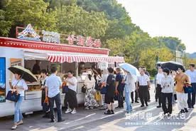 ​松茸披萨、牦牛奶冰淇淋、野苹果汁……逛杭州景区也能尝到高原美味，甘孜消费帮扶“专列”正式发车图片