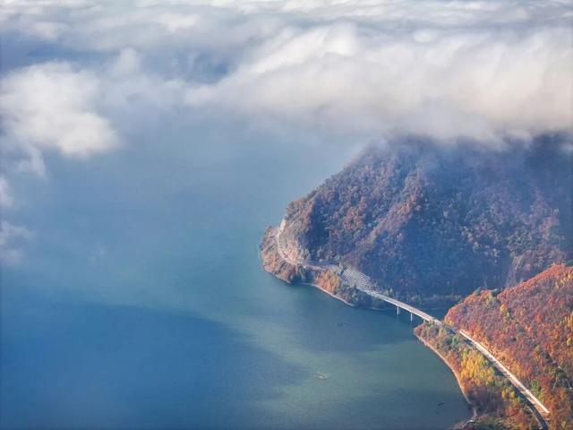 省媒看白山 | 双线通途贯浑江 黄金周里热潮涌——G331国道与沈白高铁同步通车引爆区域发展新动能