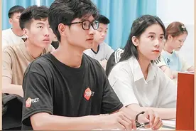 红河是唯一发源于云南境内的重要国际性河流，在河流出境处的河口县——边民常来往，中越情更亲（边城见闻）图片