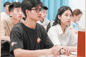 红河是唯一发源于云南境内的重要国际性河流，在河流出境处的河口县——边民常来往，中越情更亲（边城见闻）图片